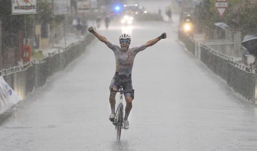 Matthew Kingston trionfa sotto il diluvio di Cesa
