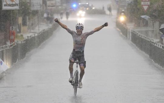 Matthew Kingston trionfa sotto il diluvio di Cesa